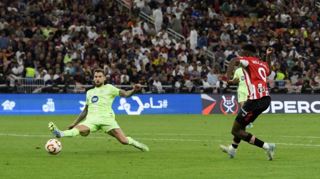 Iñaki Williams chuta ante Iñigo Martínez para marcar en la Supercopa frente al Barça (Foto: Athletic Club).