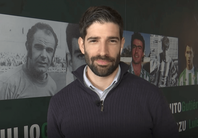 Álvaro Ladrón, ante los medios del club.