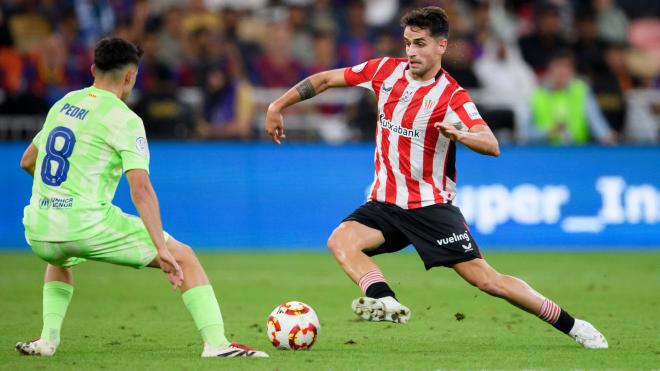 Beñat Prados ante Pedri en la semifinal de la Supercopa frente al Barça (Foto: Athletic Club).