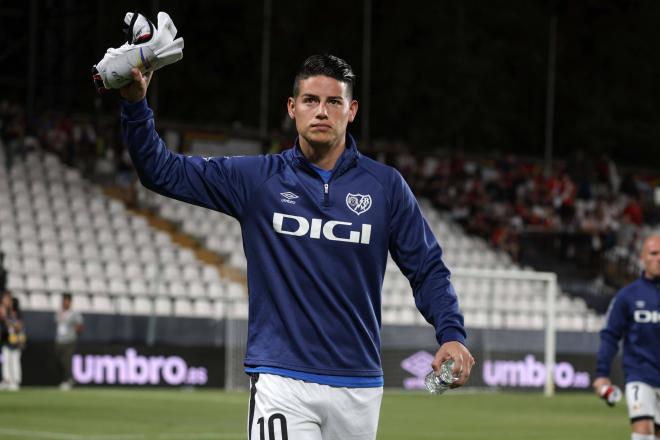 James Rodríguez saluda en un calentamiento del Rayo Vallecano (FOTO: Cordón Press).