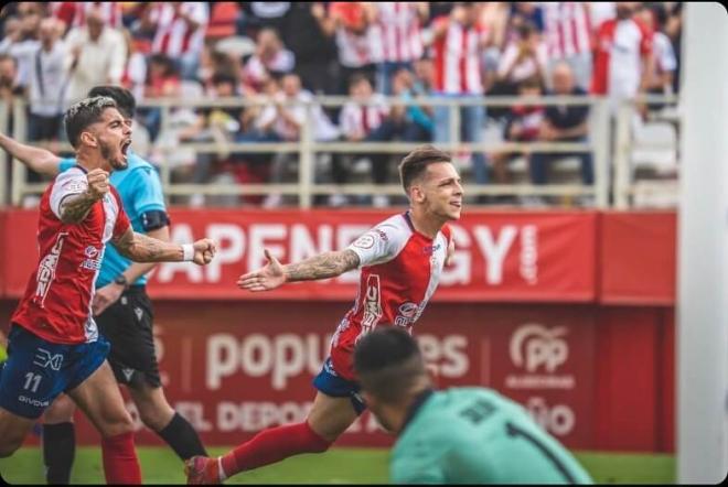 Álvaro Romero celebra un gol durante su etapa en el Algeciras.