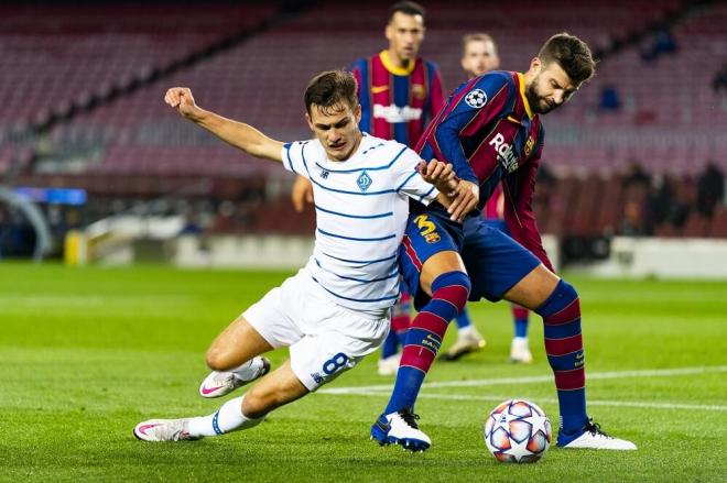 Volodymyr Shepelev, jugador que interesa al Sporting de Gijón, con Piqué (Foto: Cordon Press).