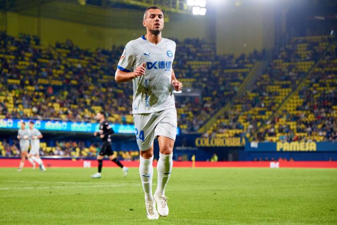 Joan Jordán, en un partido con el Deportivo Alavés (Foto: Cordon Press).