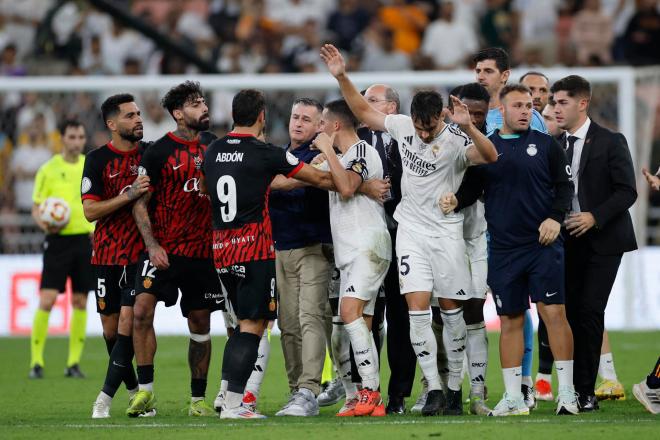 Lucas Vázquez defiende a Raúl Asencio en la tangana (Foto: EFE).