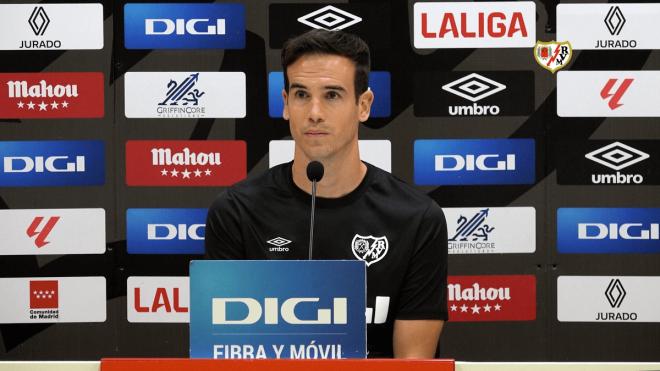 Íñigo Pérez, en rueda de prensa con el Rayo Vallecano (Foto: Rayo).