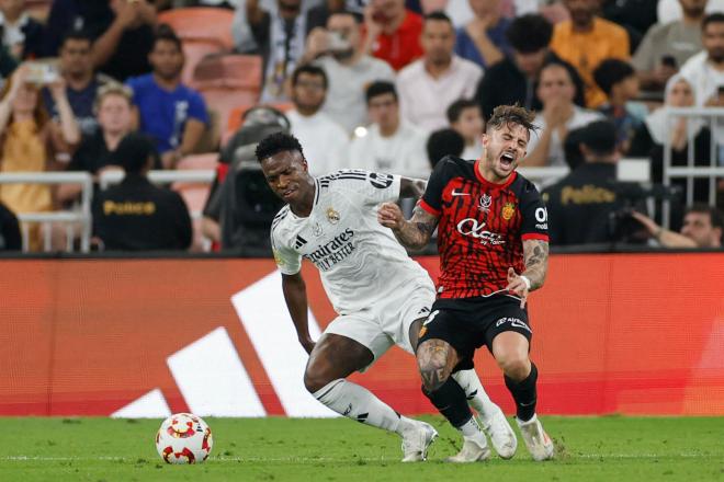 Vinicius y Pablo Maffeo, en un duelo durante el Real Madrid-Mallorca (Foto: EFE).