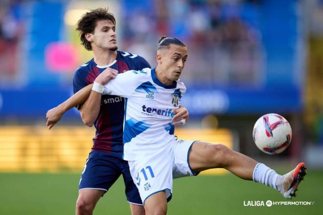 Luismi Cruz, jugador que gusta al Cádiz CF, frente al Eibar (Foto: LALIGA).