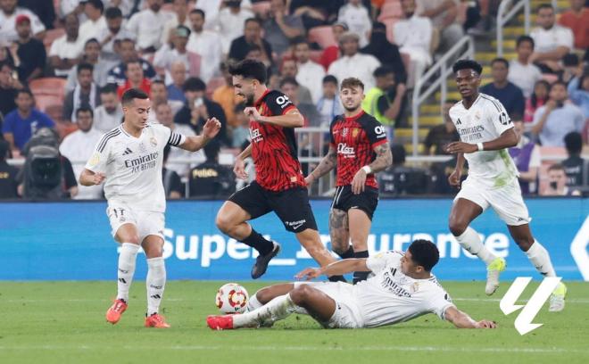 Lucas Vázquez defiende durante el Real Madrid - Mallorca (Foto: LALIGA).