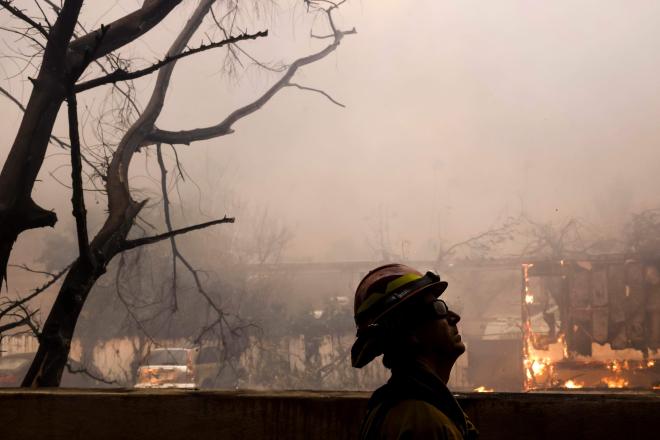 Un bombero del condado de Los Ángeles observa un incendio en California (Foto: EFE)