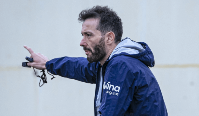 Carlos Corberán entrenando