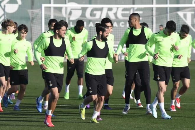 Los jugadores del Betis, en el entrenamiento de este jueves (Foto: Kiko Hurtado).