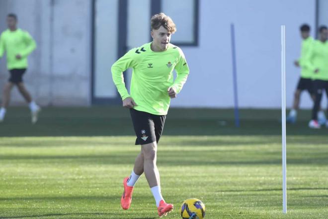 Jesús Rodríguez, en un entrenamiento del Real Betis (Foto: Kiko Hurtado).