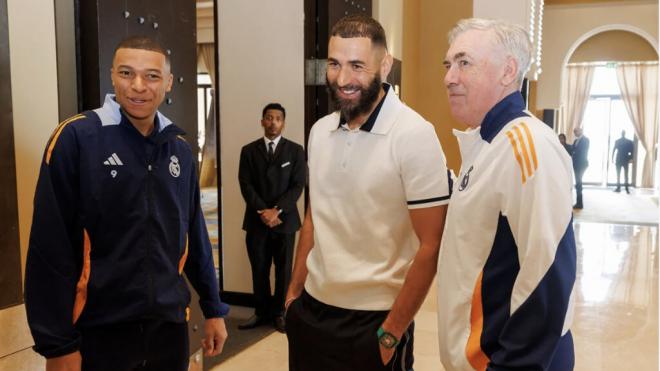 Benzema junto a Mbappé y a Ancelotti en Yeda (Foto: Real Madrid)