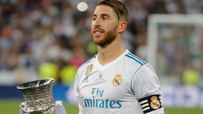 Sergio Ramos con el título de la Supercopa de España (Cordon Press)