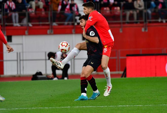 Edgar González, sobre Isaac Romero, en el Almería-Sevilla (Foto: Cordon Press).