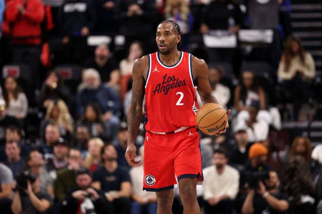 Kawhi Leonard lleva la pelota en un partido de Los Angeles Clippers (Foto: Cordon Press).