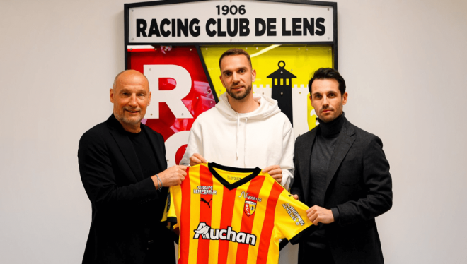 Pau López, presentado con el RC Lens.