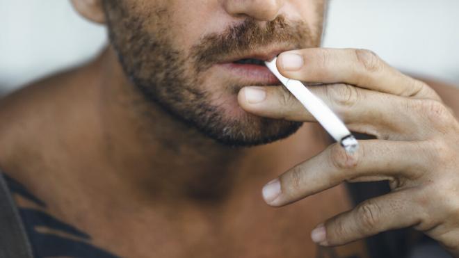 Hombre fumando un cigarro (Foto: Freepik)