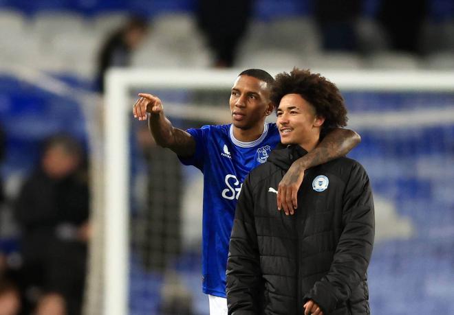 Ashley Young y su hijo Tyler tras jugar frente a frente en FA CUP (Foto: Cordon Press).