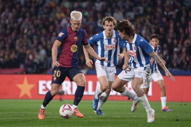 Dani Olmo, en una jugada del Espanyol-Barça (Foto: Cordon Press).