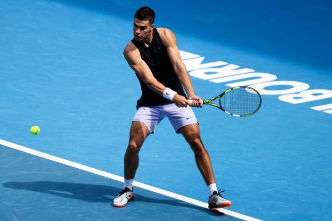 Carlos Alcaraz entrenando para el Open de Australia 2025 (Foto: Cordon Press).