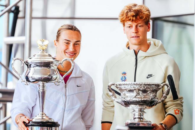 Aryna Sabalenka y Jannick Sinner posando como campeones del Open de Australia de 2024 (Foto: Cordon Press).