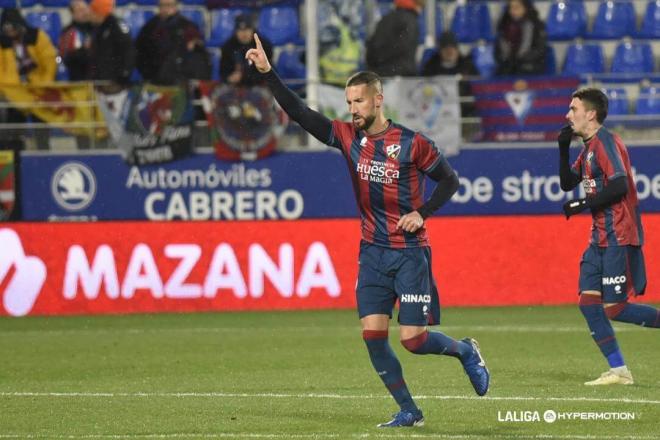 Óscar Sielva celebra un gol con la SD Huesca (Foto: LALIGA).