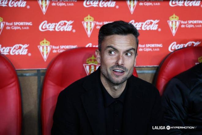 Rubén Albés en el banquillo de El Molinón (Foto: LALIGA).