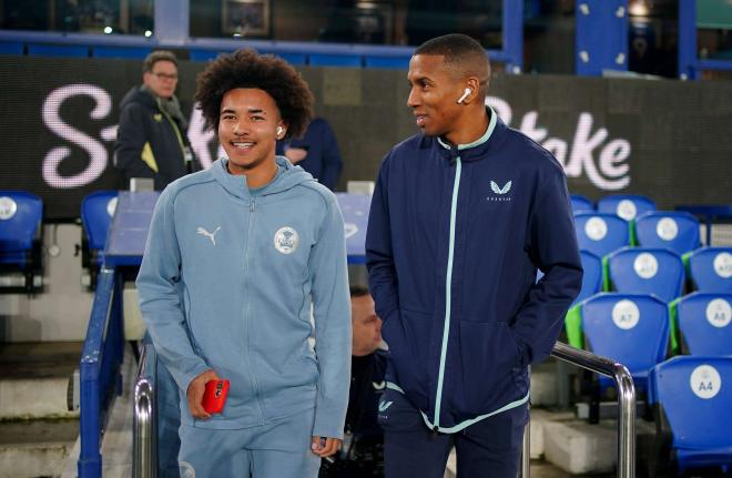 Ashley Young y su hijo Tyler antes de jugar frente a frente en FA CUP (Foto: Cordon Press).