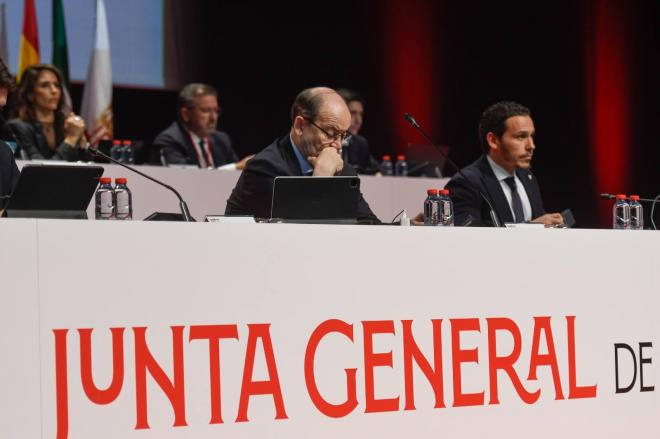 Pepe Castro y Del Nido Carrasco, durante la Junta General de Accionistas 2024 (Foto: Kiko Hurtado).