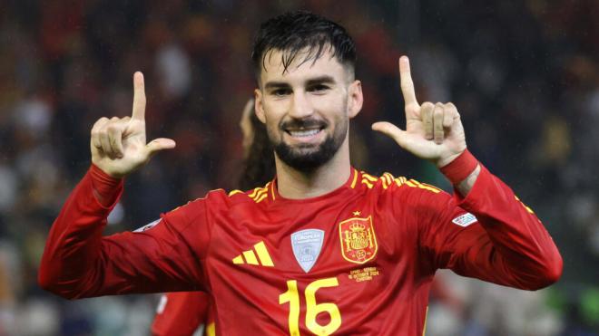 Álex Baena celebra un gol con la Selección Española (Cordon Press)