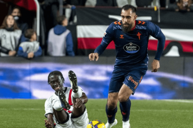 Borja Iglesias ante Pathé Ciss (Foto: LaLiga).