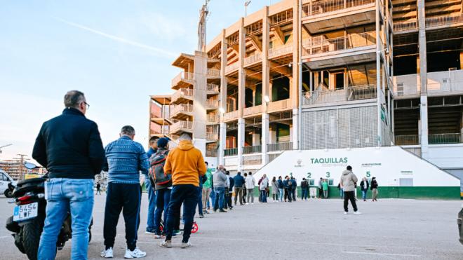 Colas en el Martínez Valero para comprar las entradas de la Copa del Rey ('X' Elche CF)