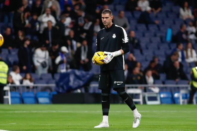 Iván Cuéllar calienta antes de un partido del Mallorca (Foto: Europa Press).