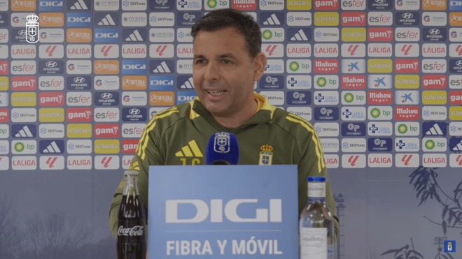 Javi Calleja, en sala de prensa con el Real Oviedo antes del derbi.