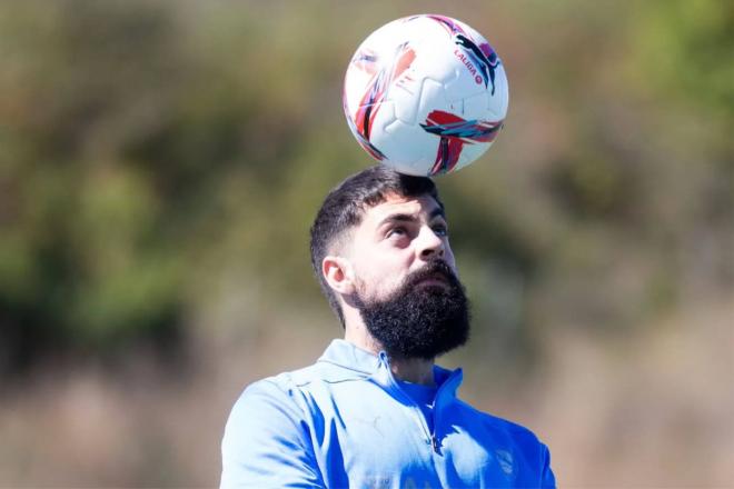 Asier Villalibre, en un entrenamiento con el Deportivo Alavés (Foto: DA).