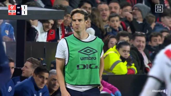 Iñigo Pérez, con un peto verde en el Rayo Vallecano - Celta (Captura: DAZN).