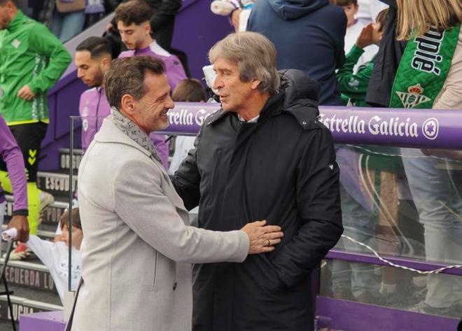 Manuel Pellegrini saluda a Diego Cocca (foto: EFE).