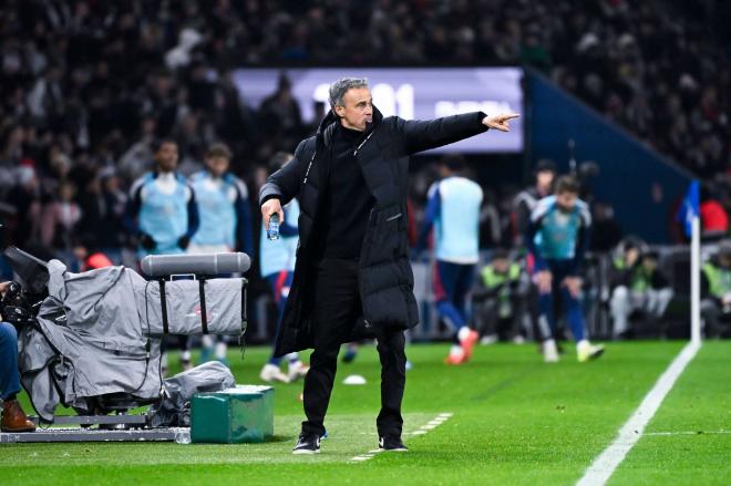 Luis Enrique dando instrucciones al PSG (Foto: Cordon Press).