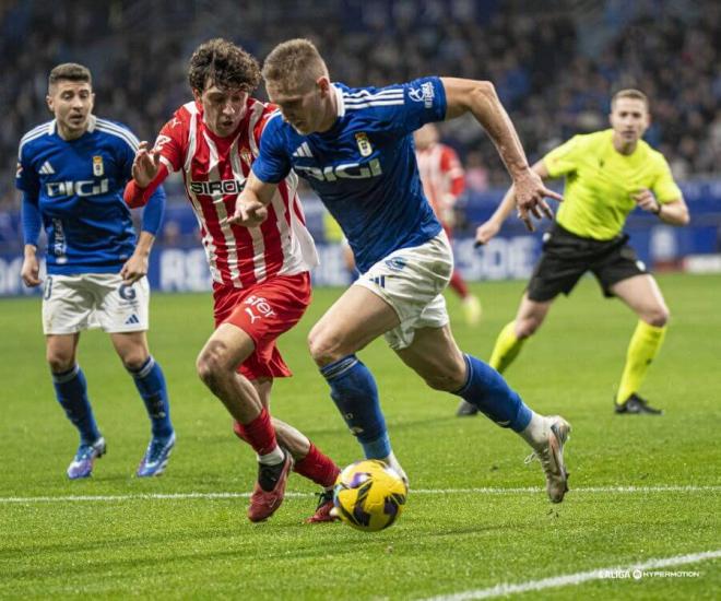 Jugada del Oviedo-Sporting (Foto: LALIGA).