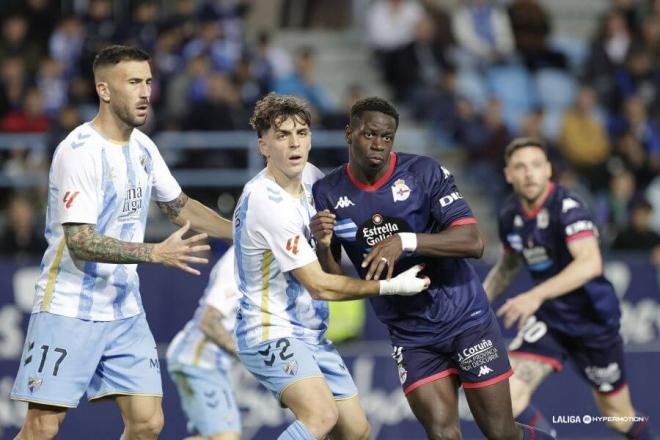 Bouldini peleando un balón en el Málaga-Deportivo (Foto: LALIGA).