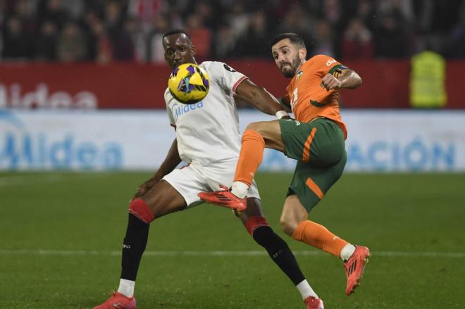 Dodi Lukebakio y José Gayà pugnan un balón. (Foto: Kiko Hurtado)