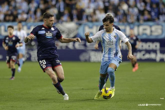 José Ángel defiende a Kevin en el Málaga - Dépor. (Foto: LALIGA)