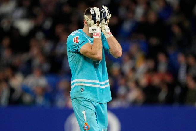 Joan García se lamenta durante el Espanyol-Leganés (Foto: EFE).