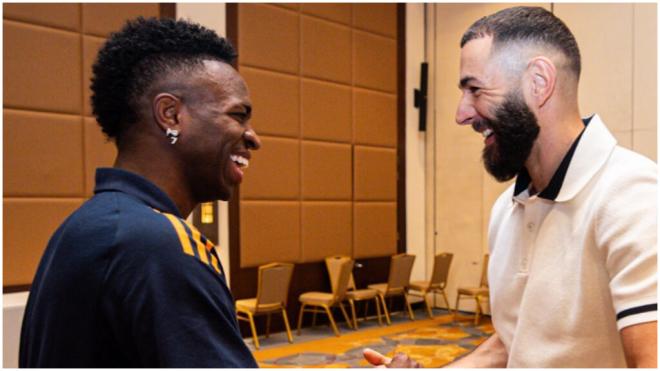 Vinícius Jr y Karim Benzema en su reencuentro en Yeda. (Foto: @realmadrid)