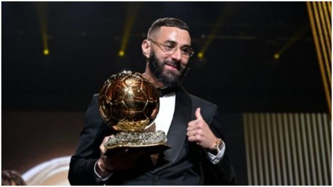 Karim Benzema con su Balón de Oro. (Foto: Europa Press)