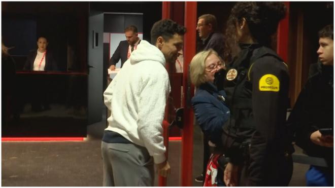 Jesús Navas se hizo fotos con aficionados antes de entrr al Sánchez Pijzuán.