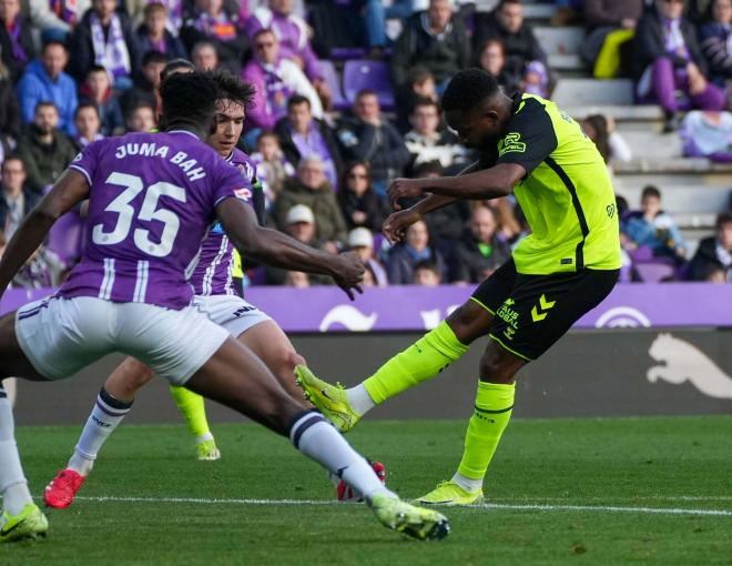 Cédric Bakambu dispara a portería (foto: Cordón Press).