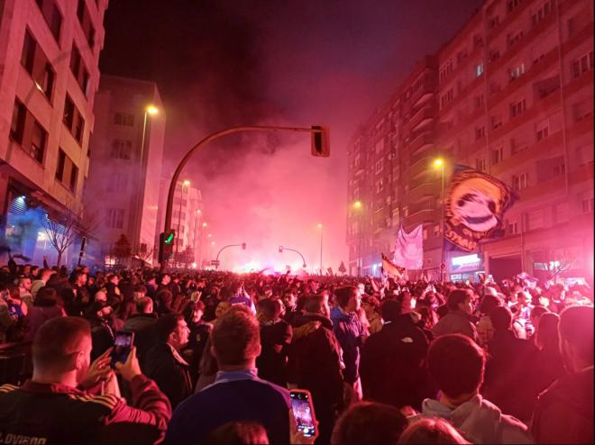 La afición del Oviedo, en la calle antes del derbi asturiano (Foto: @BegbieFran).