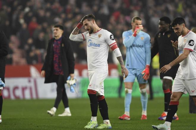 Los jugadores del Sevilla, tras el empate ante el Valencia (Foto: Kiko Hurtado).